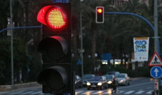 Multa por NO obedecer semáforo con señal de equis Roja de la Guardia Nacional