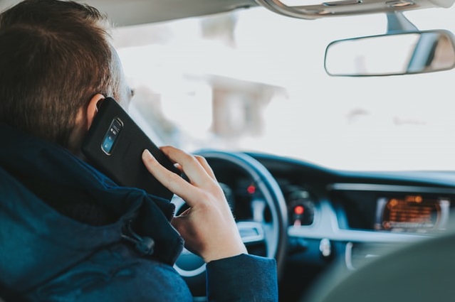 Multa Federal por conducir hablando o mensajeando por teléfono celular de la Guardia Nacional